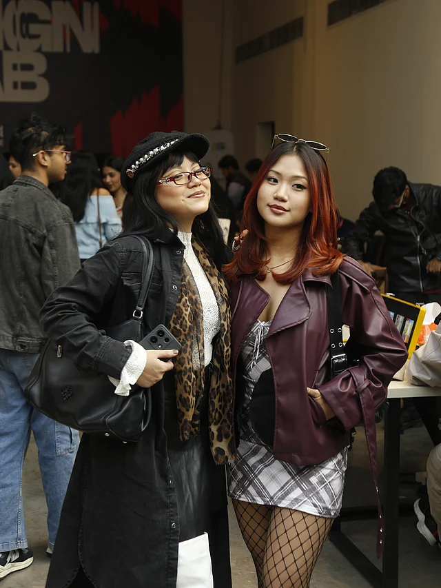  আকর্ষণীয় সাজপোশাকে ফ্রেমে ধরা পরলেন স্টাইলিশ দুই তরুণী