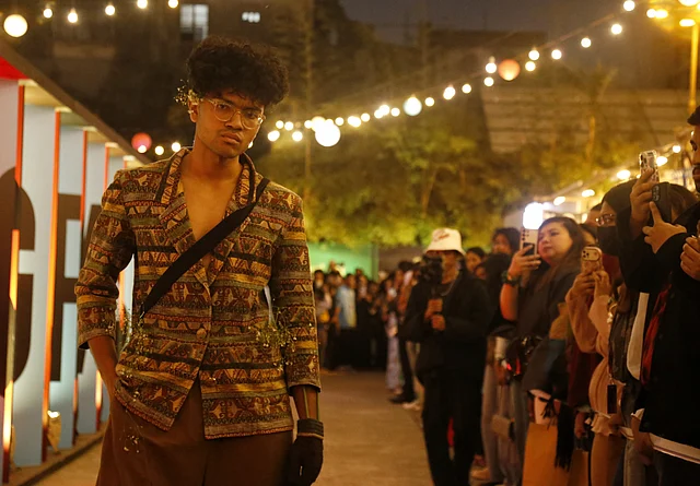 জ্যামিতিক মোটিফের থ্রি কোয়ার্টার ব্লেজারের সঙ্গে ফুল দিয়ে সেজেছেন তিনি