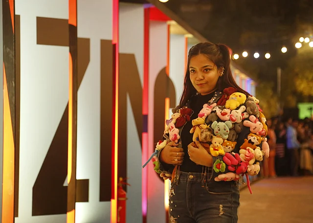 নিজের ডিজাইন করা স্টাফড টয়ের জ্যাকেট পরেছেন এই ফ্যাশনিস্তা তরুণী। 