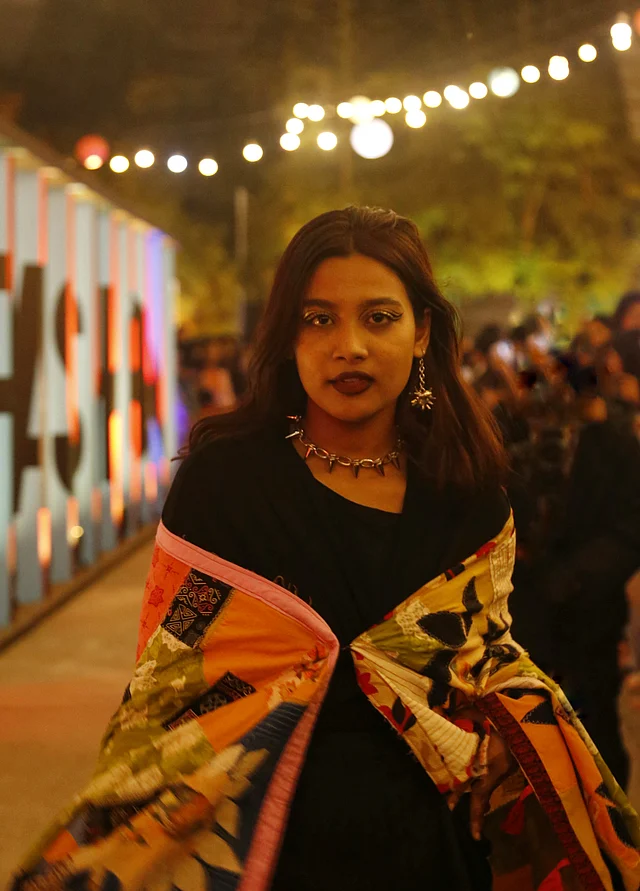 প্যাঁচওয়ার্ক আর অ্যাপ্লিক করা চাদরে রানওয়ে মাতালেন এই তরুণী। সঙ্গে মানানসই সিলভার জুয়েলারি 