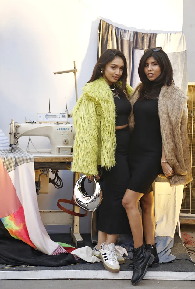 ফো ফারের স্টাইলিশ আউটফিটে ফ্রেমবন্দি হয়েছেন দুইজন