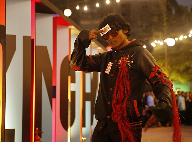 কাটআউট রিসাইকেলড জ্যাকেটটি বেশ নিরীক্ষাধর্মী 