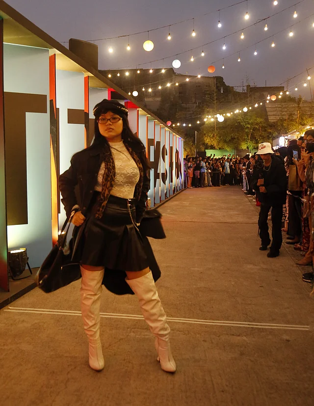 তাঁর সাজপোশাকে ফো লেদারের আধিক্য 