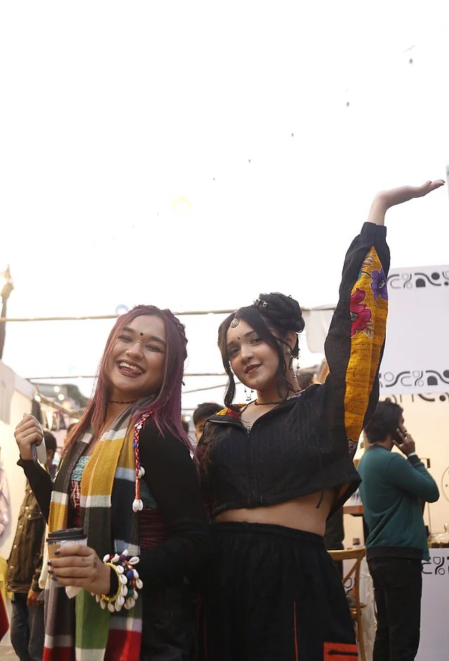 দুই ফ্যাশনিস্তা এসেছেন স্টাইলিশ সাজপোশাকে। কাঁথা স্টিচ আর প্যাঁচওয়ার্ক আউটফিট,কড়িসুতা ও অক্সিডাইজড জুয়েলারি পরেছে তারা 