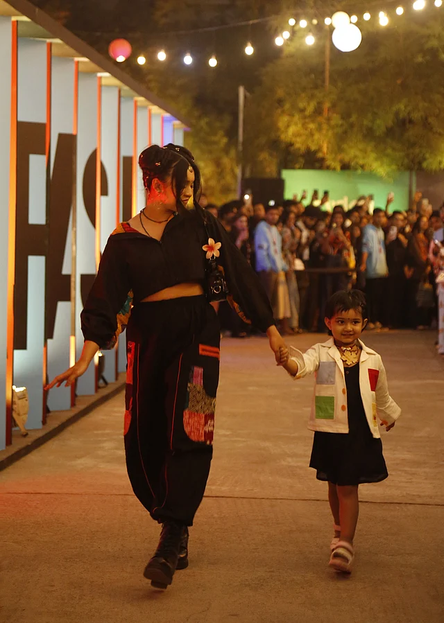 সাস্টেনেবল থিমের লুকে  শিশুটিও 