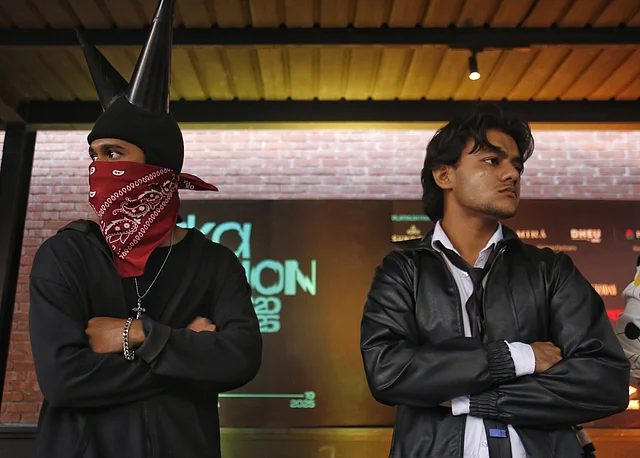 তাঁদের পোশাকগুলো থ্রিফট করা 