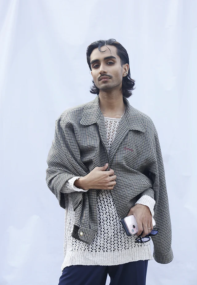 নিটের টপের ওপর লেয়ার করেছেন চেক শার্ট। তাঁর পুরো আউটফিটই থ্রিফটিং করা 