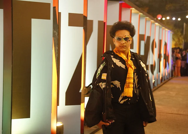 প্যাচ করা জ্যাকেট আর কাঁচের টুকরা, চিপসের প্যাকেট দিয়ে নকশা করা চশমায় ফ্ল্যাশ রানওয়ে মাতালেন তিনি 