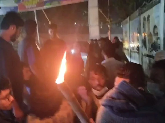 জামালখান এলাকায় শেখ মুজিবর রহমানের ম্যুরাল ভাঙচুর করা হয়। আজ রাত আটটার দিকে