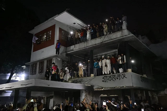 আজ বুধবার রাত আটটার দিকে ধানমন্ডি ৩২ নম্বরে শেখ মুজিবুর রহমানের বাড়িতে হামলা করে ভাঙচুর চালানো হয়