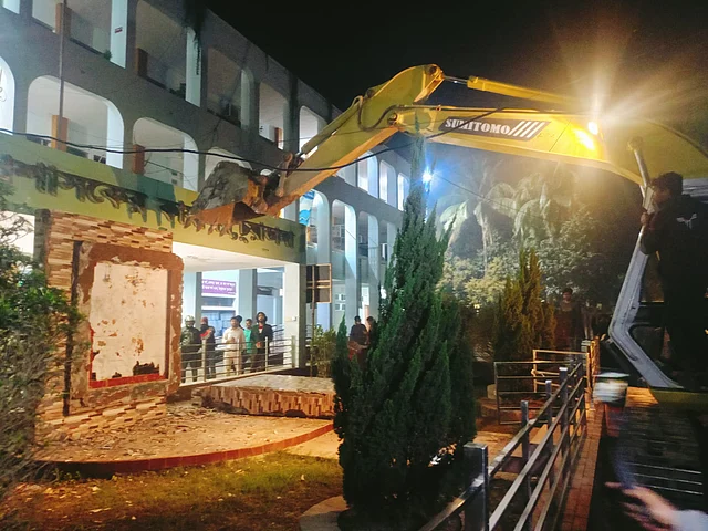 চুয়াডাঙ্গা জেলা প্রশাসকের কার্যালয় চত্বরে থাকা শেখ মুজিবুর রহমান ও ফজিলাতুন্নেসা মুজিবের ম্যুরাল গুঁড়িয়ে দেওয়া হয়। বুধবার রাতে