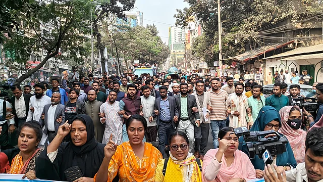 গণ অধিকার পরিষদের বিক্ষোভ সমাবেশ। রাজধানীর পল্টনে গণ অধিকার পরিষদের কেন্দ্রীয় কার্যালয়ের সামনে