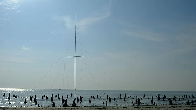 সমুদ্রের ধারে বসানো একটি VDA এন্টেনা