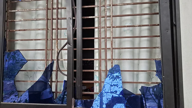 যুব মহিলা লীগ নেত্রীর ভাঙচুর হওয়া বাড়ির জানালা। আজ বুধবার দুপুরে পুঠিয়া উপজেলার পচামাড়িয়া গ্রামে