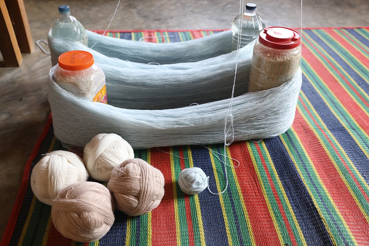 সুতার জটলা যেন না বাধে, তাই দুই পাশে বোতলে জড়িয়ে সুতাগুলো আলাদা করে গোল করে রাখা হয়েছে 