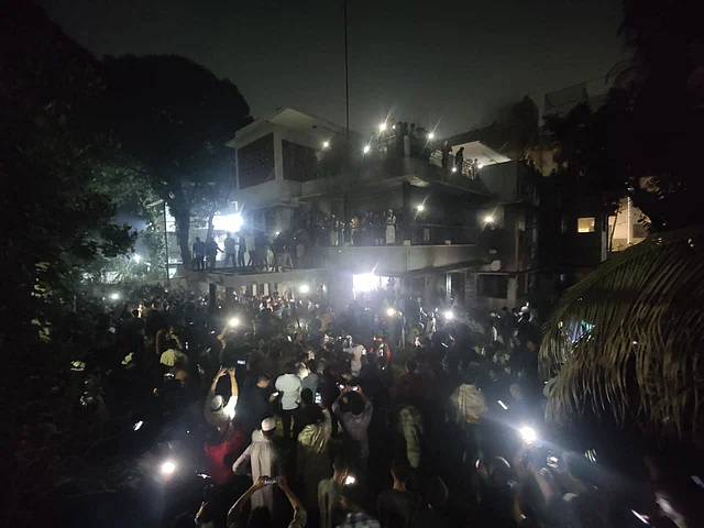 রাত আটটার আগেই রাজধানীর বিভিন্ন এলাকা থেকে ধানমন্ডিতে গিয়ে ৩২ নম্বরের বাড়ির সামনে বিক্ষোভ শুরু হয়। একপর্যায়ে ফটক ভেঙে ভেতরে ঢুকে ভাঙচুর করা হচ্ছে