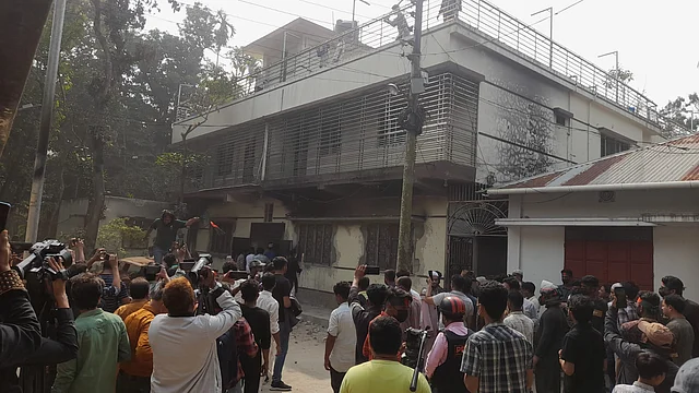 বিক্ষুব্ধ জনতা ওবায়দুল কাদেরের বাড়ি ঘিরে রয়েছেন। চালাচ্ছেন ভাঙচুর। আজ দুপুরে নোয়াখালীর কোম্পানীগঞ্জে