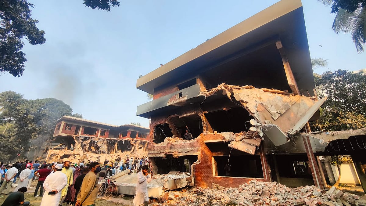 সকালেও ৩২ নম্বরের বাড়ি ভাঙা চলছে, গুঁড়িয়ে দেওয়া হয়েছে সামনের অনেকটা | প্রথম আলো