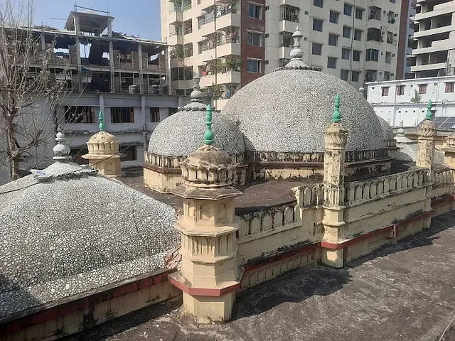 আয়তাকার এই মসজিদের ছাদে আছে তিনটি গম্বুজ
