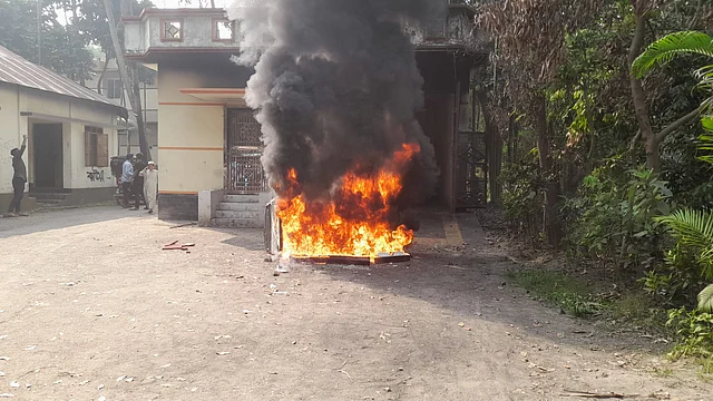 ঘরের মালামাল জড়ো করে তাতে আগুন দেন বিক্ষুব্ধ লোকজন। আজ দুপুরে নোয়াখালীর কোম্পানীগঞ্জে ওবায়দুল কাদেরের গ্রামের বাড়িতে