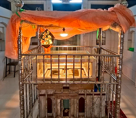 এভাবে রাখা আছে মহানবী ও বড় পীরের পায়ের ছাপ
