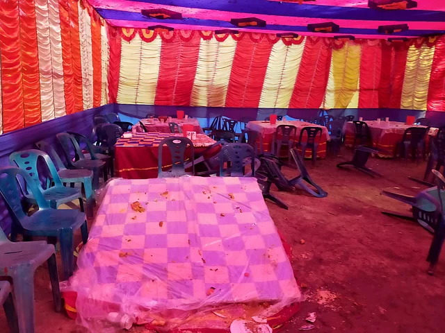 খতনার দাওয়াত অনুষ্ঠানে সংঘর্ষে ভাঙচুর করা চেয়ার–টেবিল। শুক্রবার বিকেলে কুষ্টিয়ার কুমারখালী উপজেলার মনোহরপুর গ্রামে