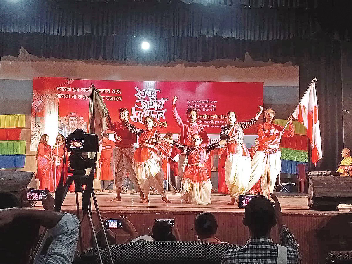 সম্মেলনের দ্বিতীয় দিন উদীচীর যশোর শাখার শিল্পীরা পরিবেশন করেন গীতিআলেখ্য। শুক্রবার সন্ধ্যায় রাজধানীর শিশু একাডেমির মিলনায়তনে