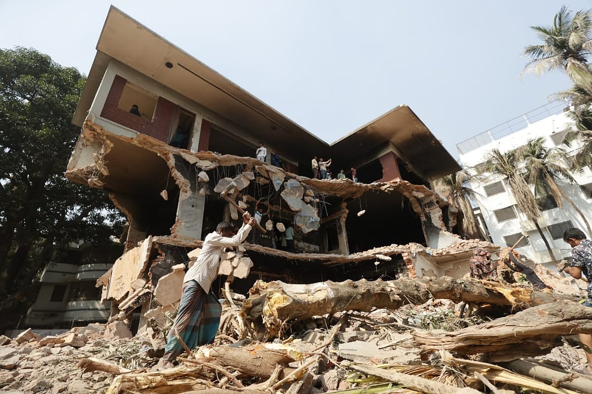 ৩২ নম্বর: কেউ কাটছেন গাছ, কেউ রড, আছেন ভাঙারি ব্যবসায়ীও