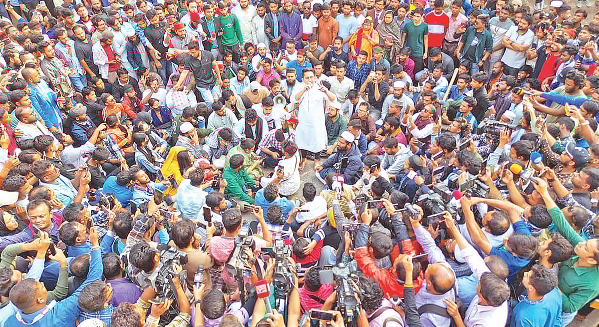 দিনভর বিক্ষোভ, ক্ষমা চাইল পুলিশ, সন্ধ্যায় ছাত্র গুলিবিদ্ধ  