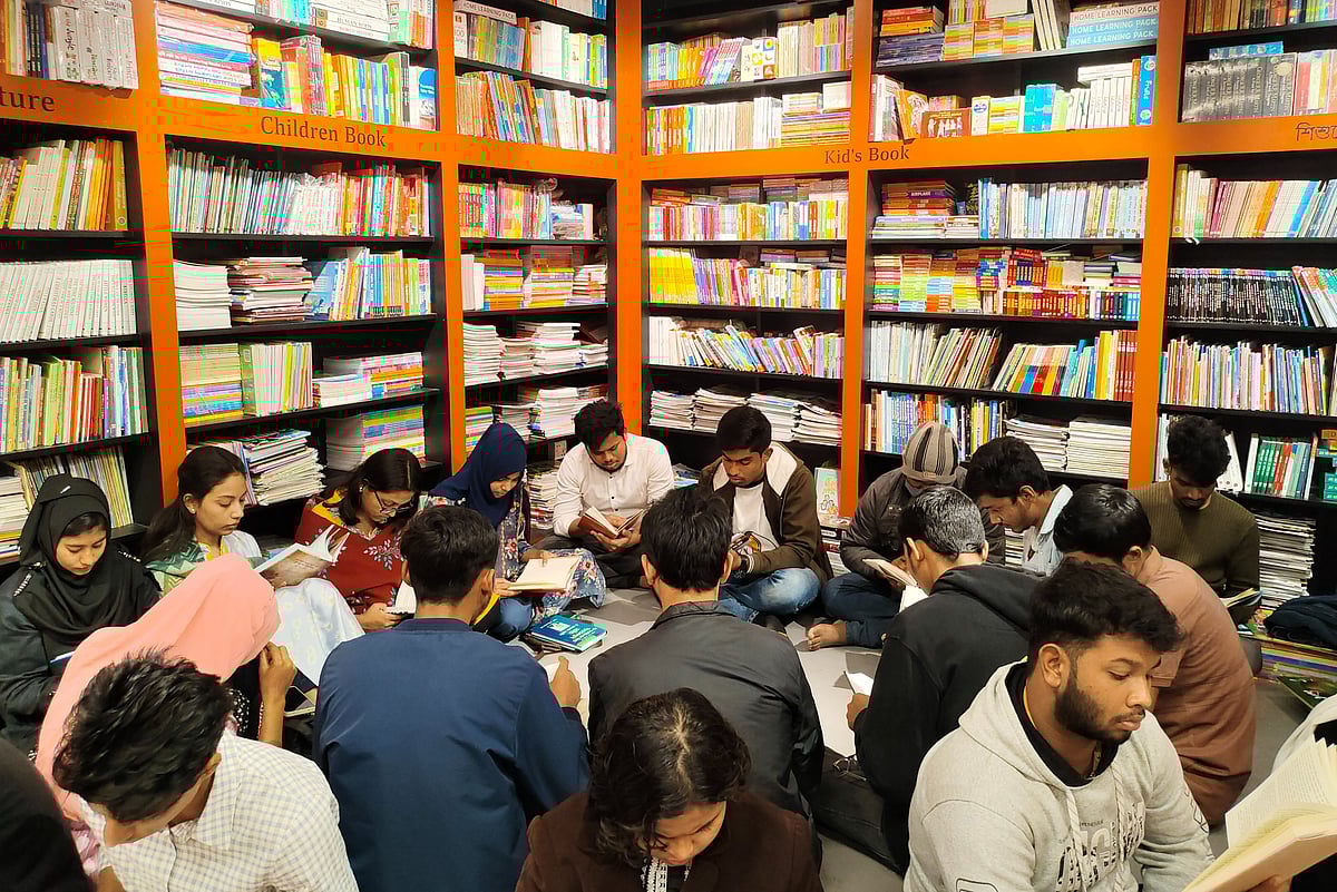 তরুণ প্রজন্ম মননশীল চর্চা থেকে কেন পিছিয়ে যাচ্ছে?