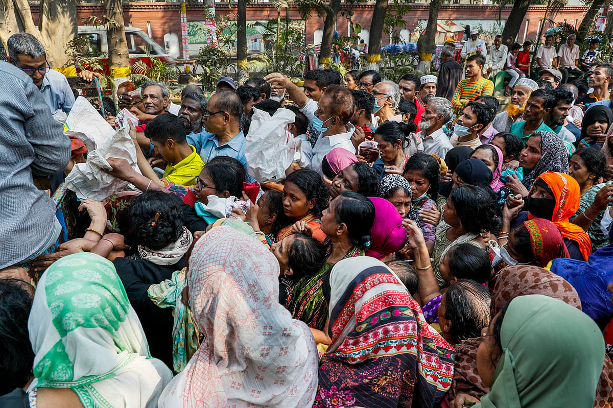 পণ্য সংগ্রহে লম্বা লাইন