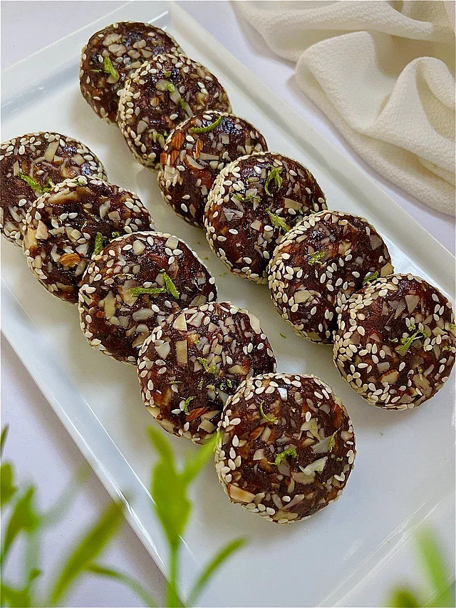  খেজুর গরম পানিতে কিছুক্ষন ভিজিয়ে বিচি ছাড়িয়ে ব্লেন্ড করে নিন। এবার কয়েক রকম বাদাম কুচি মিশিয়ে চুলায় মধ্যম আঁচে কিছু সময় নাড়লেই জমাট বেঁধে আসবে। এতে চিনি দেওয়া প্রয়োজন নেই। ওপরে তিল ছিটিয়ে পরিবেশন করতে পারেন। 