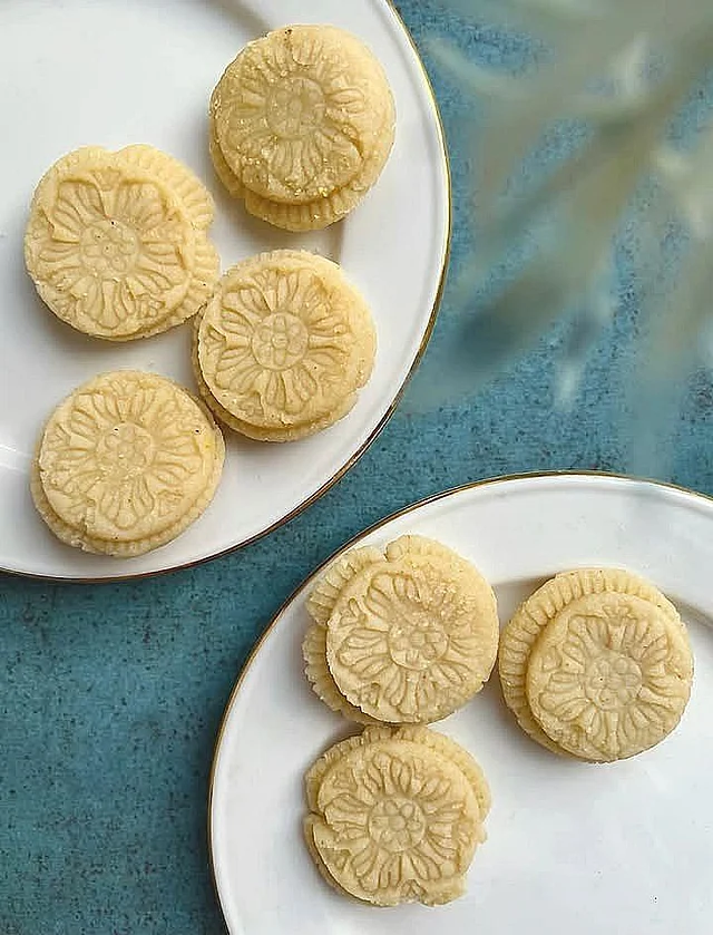 কাজু বাদাম, চিনাবাদাম দুধে সিদ্ধ করে ব্লেন্ড করে নিন। এবার ঘি, কনডেন্সড মিল্ক, এলাচ গুঁড়া মিশিয়ে নেড়ে রান্না করুন। আঠালো ভাব হয়ে এলে নামিয়ে নিন।