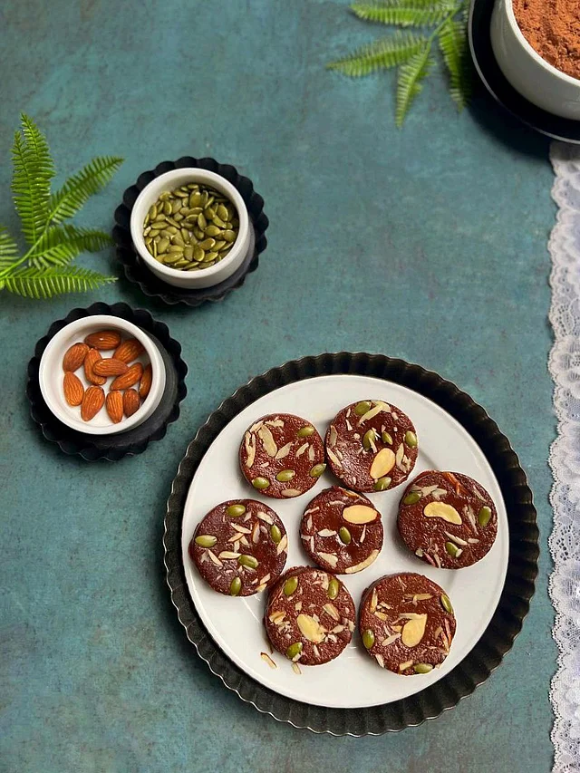 চকলেট সোহান হালুয়া ময়দা, গুঁড়া দুধ, ঘি, চকলেট, কোকো পাউডার, বাদাম একসঙ্গে চুলায় নিয়ে নাড়তে থাকতে হবে যতক্ষণ না পাত্রের গা ছেড়ে আসে। 