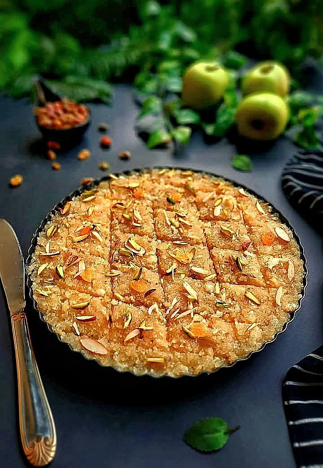 আপেল গ্রেট করে নিয়ে সাথে নারকেল কোরা, চিনি, বাদাম কুচি,মাখন, দারুচিনি গুঁড়া দিয়ে মধ্যম আঁচে নেড়ে তৈরি করুন আপেল নারকেলের মজাদার হালুয়া