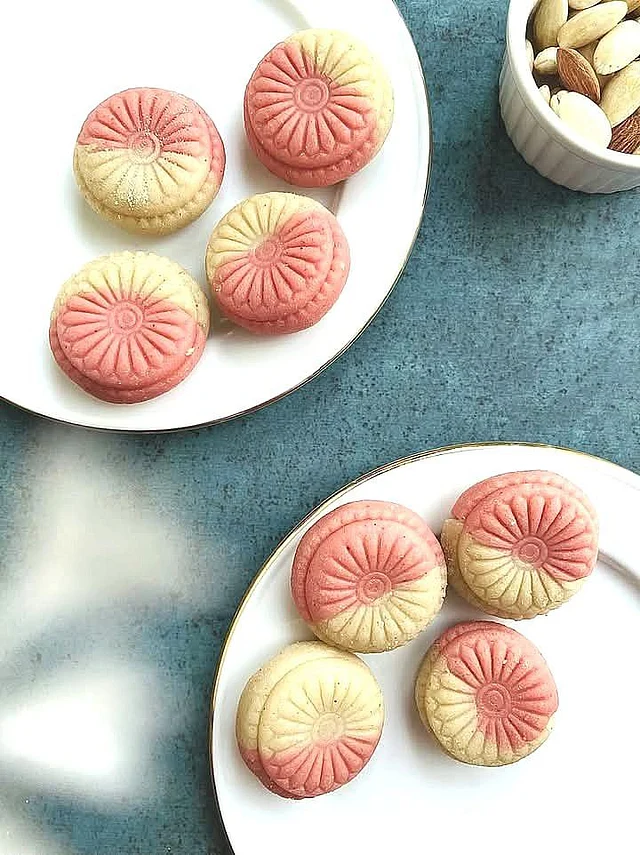 বাদামের পেস্টের সঙ্গে ছানা ভালো করে মথে নিন। স্ট্রবেরি সঙ্গে চিনি মিশিয়ে কিছুক্ষণ রান্না করে ব্লেন্ড করে ঘন জ্যাম তৈরি করুন। বাদাম ছানার সঙ্গে মিশিয়ে তৈরি করুন স্ট্রবেরির ফ্লেভারে বাদাম ও ছানার এই হালুয়া।