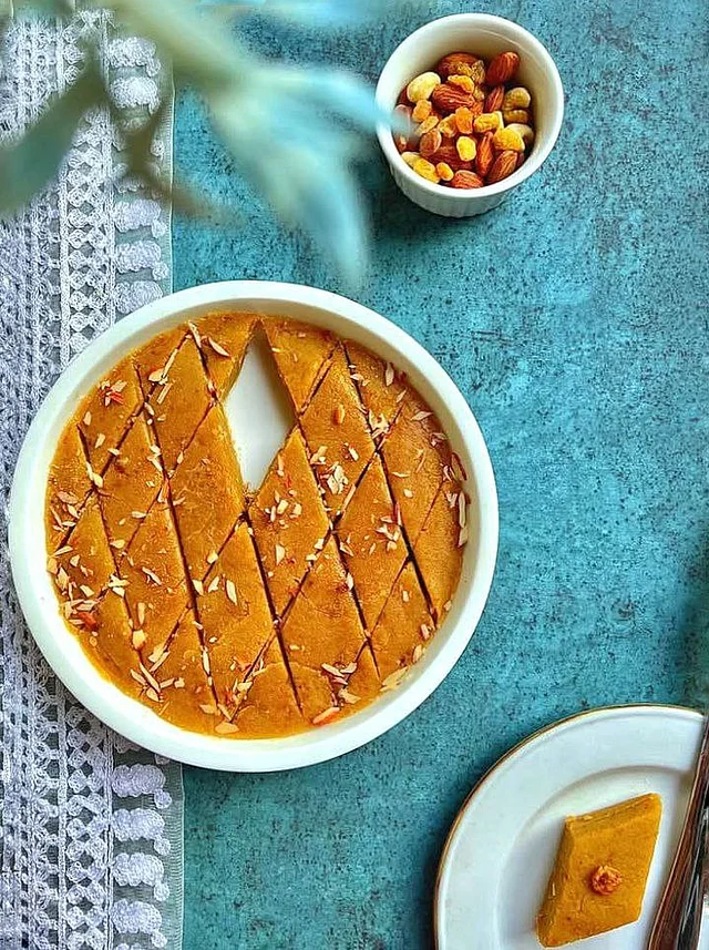 দুধ দিয়ে বুটের ডাল সেদ্ধ করে বেটে সঙ্গে ঘি, চিনি, গুঁড়া দুধ দিয়ে অনবরত নেড়ে আঠালো হলে নামিয়ে নিয়ে পছন্দনীয় আকার দিন