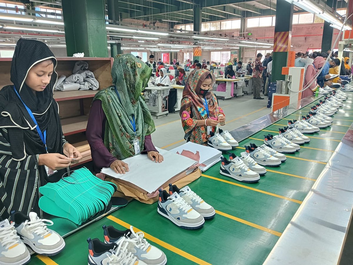 নিভৃতপল্লির নারীদের হাতে তৈরি জুতা যাচ্ছে বিদেশে by রহিদুল মিয়া