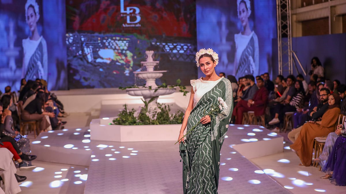 ফ্যাশন শোতে লুসোবেলার শাড়িতে মডেল