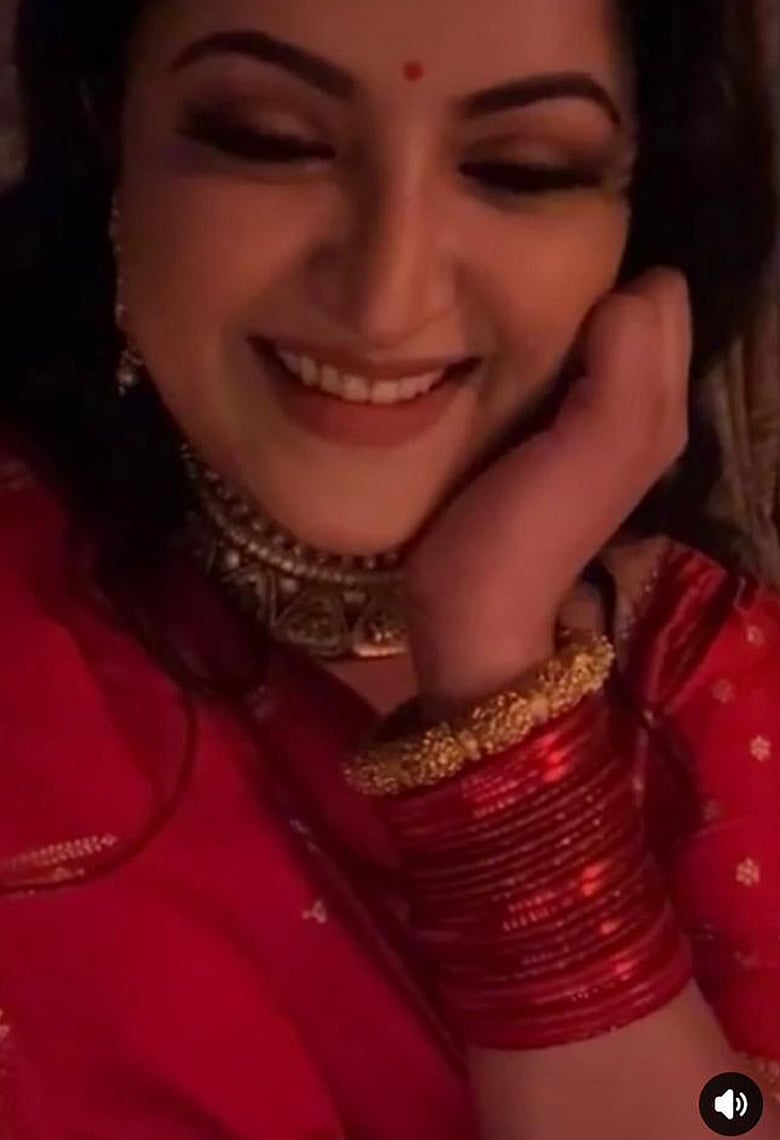 ভ্যালেন্টাইনের সঙ্গে পরিচয় করিয়ে দেওয়ার ঘোষণা দিয়ে লাইভে এসে কী করলেন পরীমনি