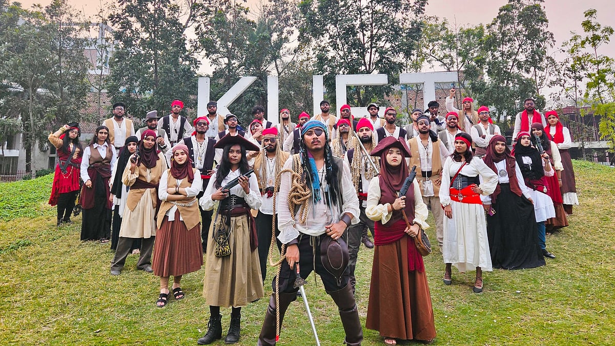 সামাজিক যোগাযোগমাধ্যমে ছড়িয়ে পড়েছে কুয়েটের ইলেকট্রনিকস ও কমিউনিকেশন প্রকৌশল (ইসিই) বিভাগের ১৯ ব্যাচের শিক্ষার্থীদের এই ছবি।