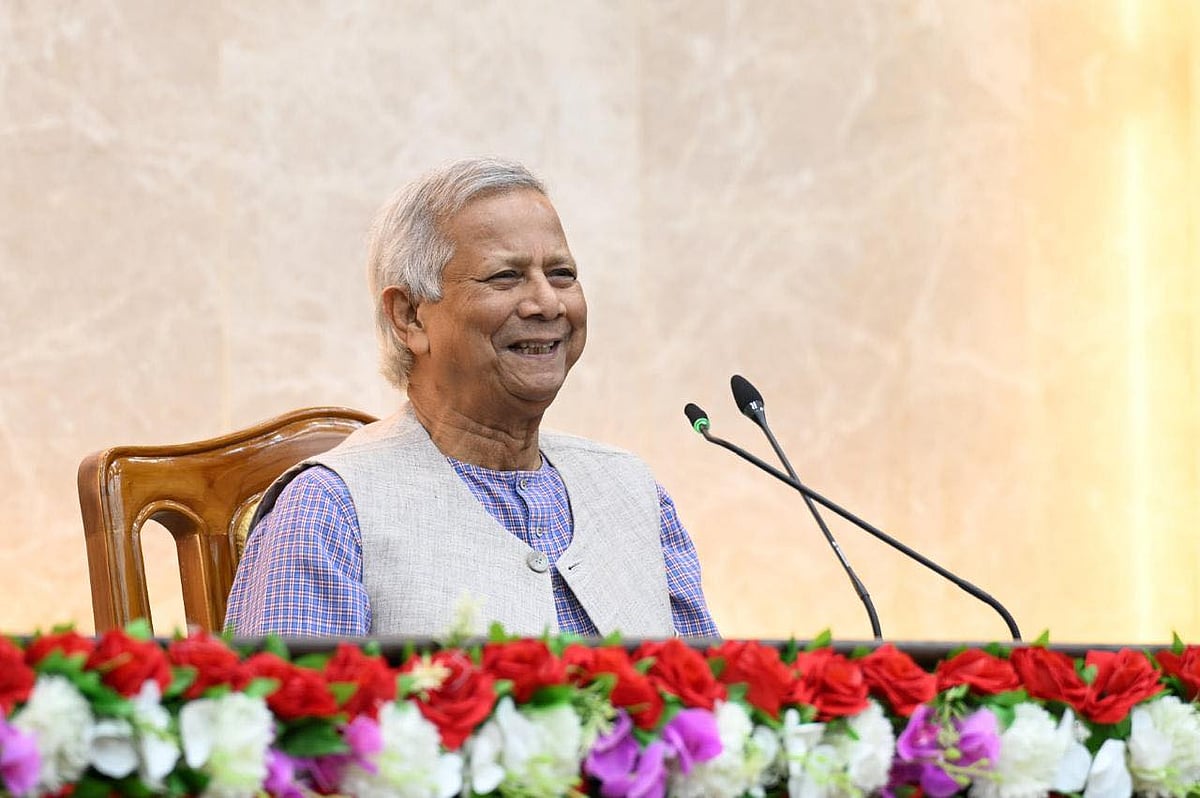তিন দিনব্যাপী জেলা প্রশাসক সম্মেলন উদ্বোধন করার পর বক্তব্য দিচ্ছেন প্রধান উপদেষ্টা অধ্যাপক মুহাম্মদ ইউনূস। প্রধান উপদেষ্টার কার্যালয়, ঢাকা, ১৬ ফেব্রুয়ারি