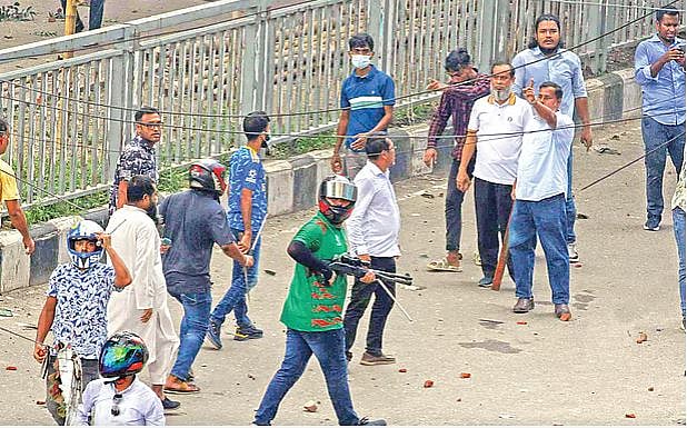 জুলাই–আগস্ট অভ্যুত্থানে ছাত্র–জনতার বিরুদ্ধে অস্ত্র নিয়ে মাঠে নামেন আওয়ামী লীগের অনেক নেতা–কর্মী