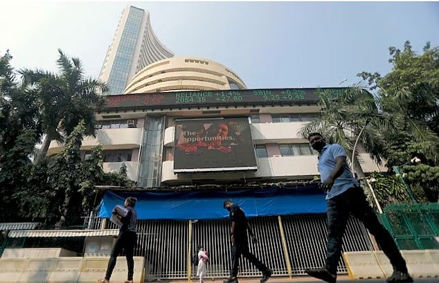 ভারতের শেয়ারবাজারে প্রথম ঘণ্টায় বিনিয়াগকারীদের ক্ষতি ১০ লাখ কোটি রুপি, ট্রাম্পের ভাষণের জের