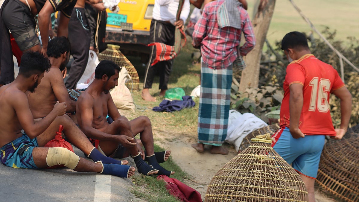 বিভিন্ন স্থান হতে আসা মানুষ মাছ ধরার প্রস্তুতি নিচ্ছেন।