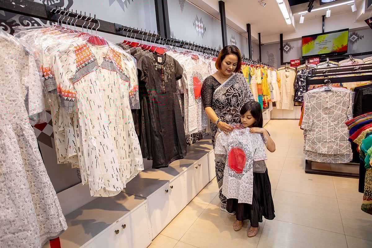 মডেল: তানিয়া ও নোরা, কৃতজ্ঞতা:রঙ বাংলাদেশ। ছবি: সুমন ইউসুফ