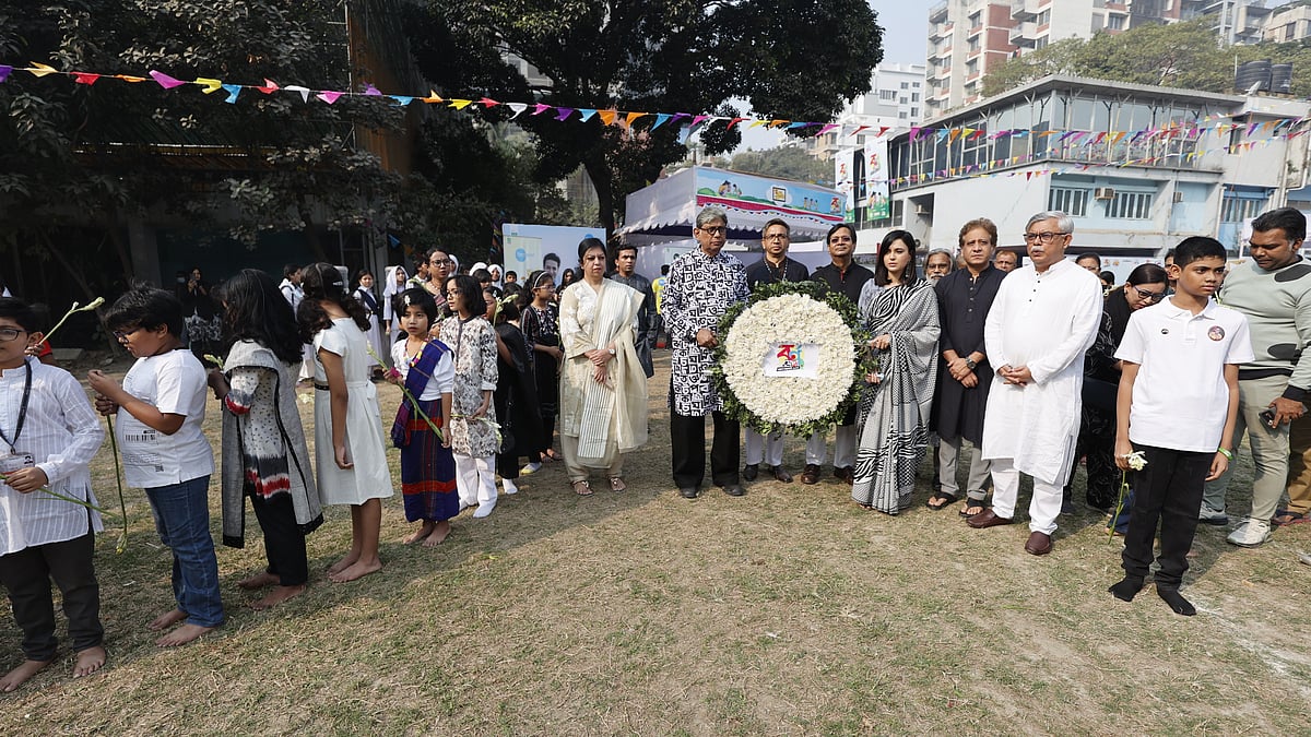 বর্ণমেলায় অতিথিদের সঙ্গে শিশুদের নিয়ে শহীদ মিনারে ফুল দিয়ে শ্রদ্ধা জানানো হয়।