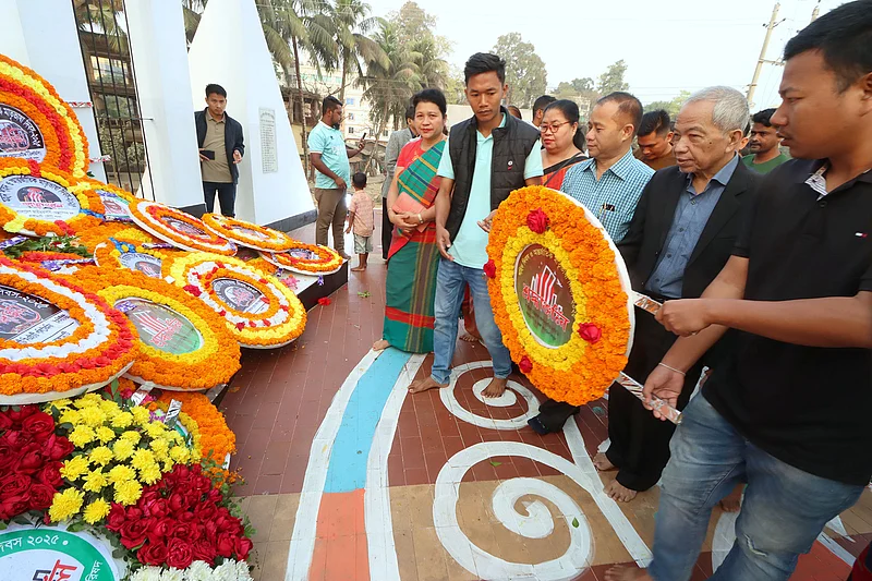 ভাষাশহীদদের স্মরণে শহীদ মিনারে ফুলেল শ্রদ্ধা নিবেদন করেন সর্বস্তরের মানুষ। রাঙামাটি শহীদ মিনার প্রাঙ্গণে