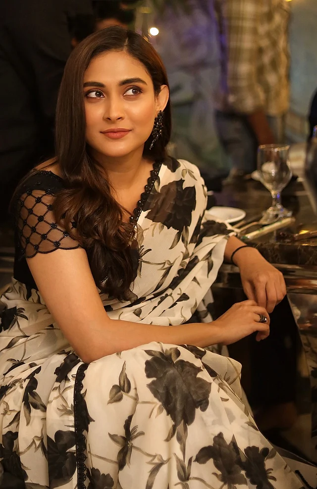 ফুলেল সাদা কালো শাড়ির সঙ্গে কালো নেটের ব্লাউজ পরেছেন মেহজাবীন চৌধুরী