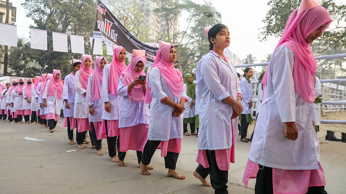 প্রভাতফেরিতে খালি পায়ে শ্রদ্ধা জানাতে শহীদ মিনারে আসছেন ঢাকা নার্সিং কলেজের শিক্ষার্থীরা